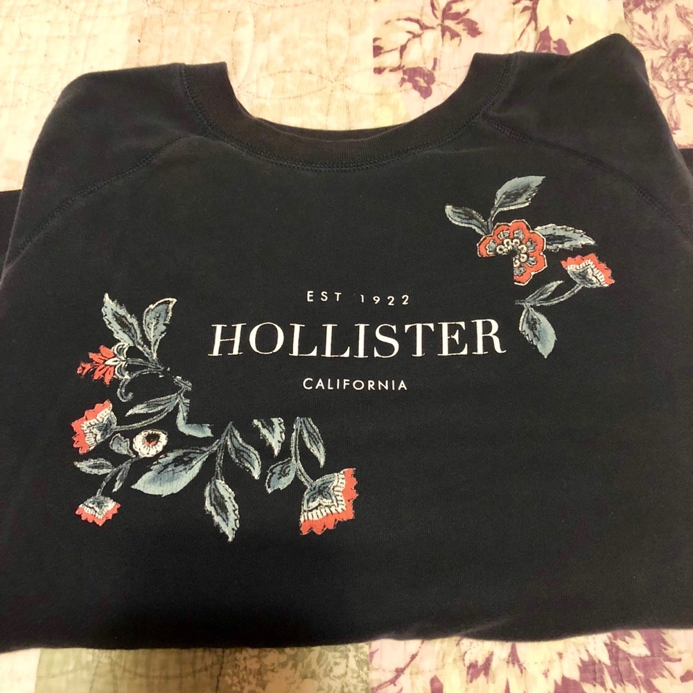 Hollister navy blue sweatshirt